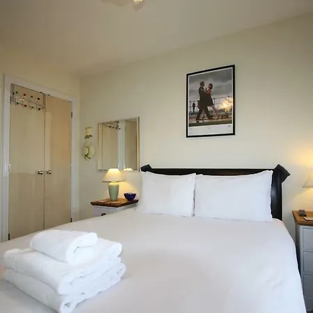 Spacious Family With Parking In Clifton *