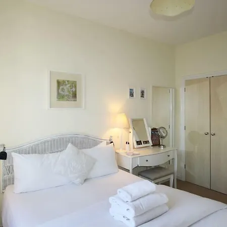 Будинок відпочинку Spacious Family With Parking In Clifton Бристоль