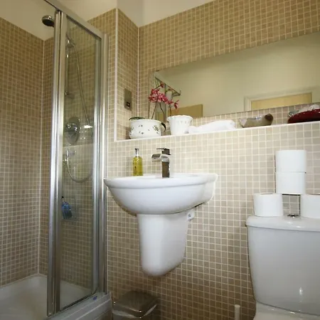 Spacious Family With Parking In Clifton Бристоль