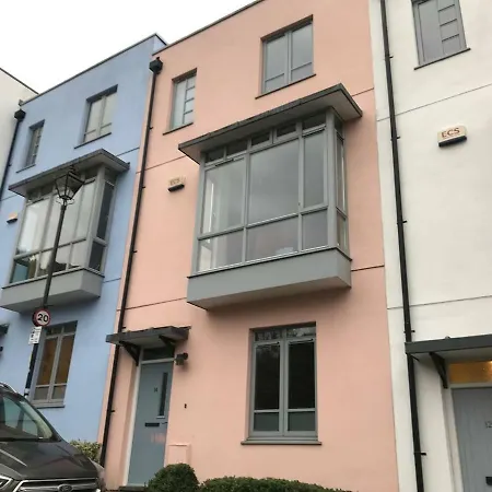 Spacious Family With Parking In Clifton Bristol