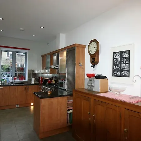 Spacious Family With Parking In Clifton بيت للعطل